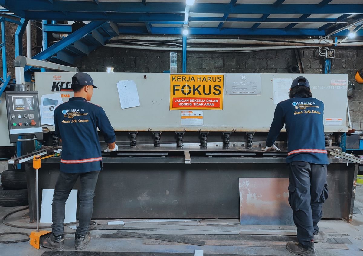 Mesin hydraulic shearing 3200mm memotong plat baja pada proses potong plat shearing di Yogyakarta