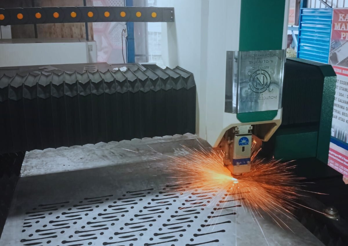Mesin CNC Laser Cutting fiber 2000W di workshop lasercuttingjogja.com Yogyakarta