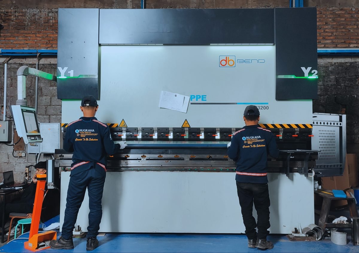 Mesin CNC Press Brake 3200mm untuk tekuk plat presisi di Yogyakarta